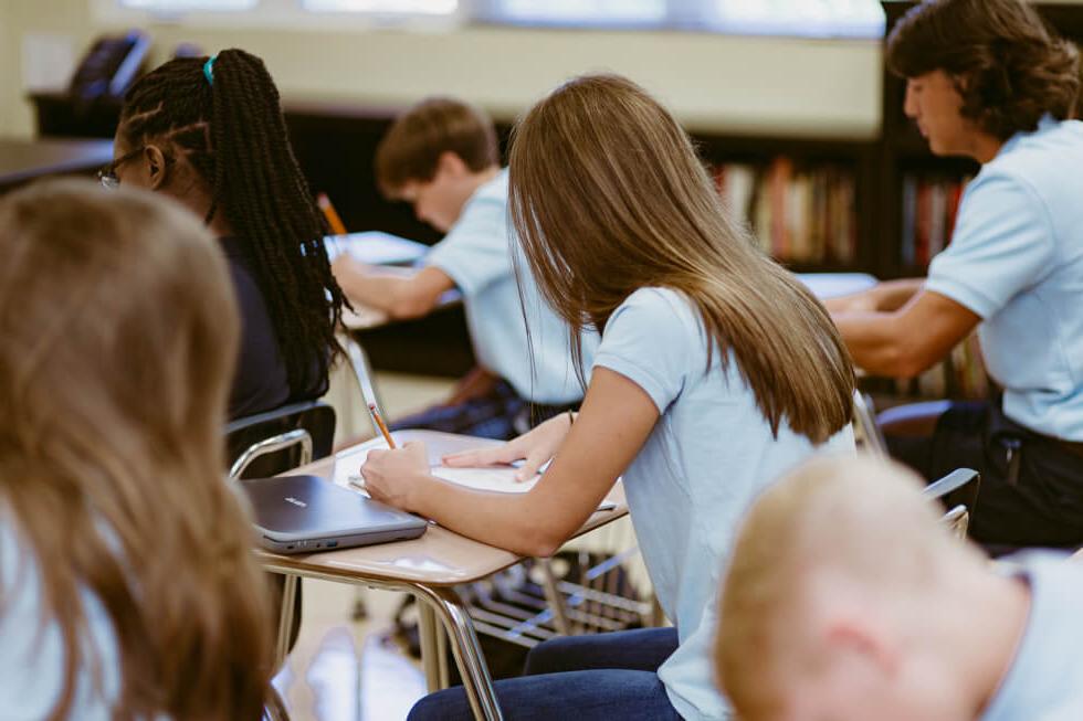 Elementary classroom at <a href='http://ccmhbk.dilidally.net'>澳门威尼斯人网上赌场</a> Academy taking a test