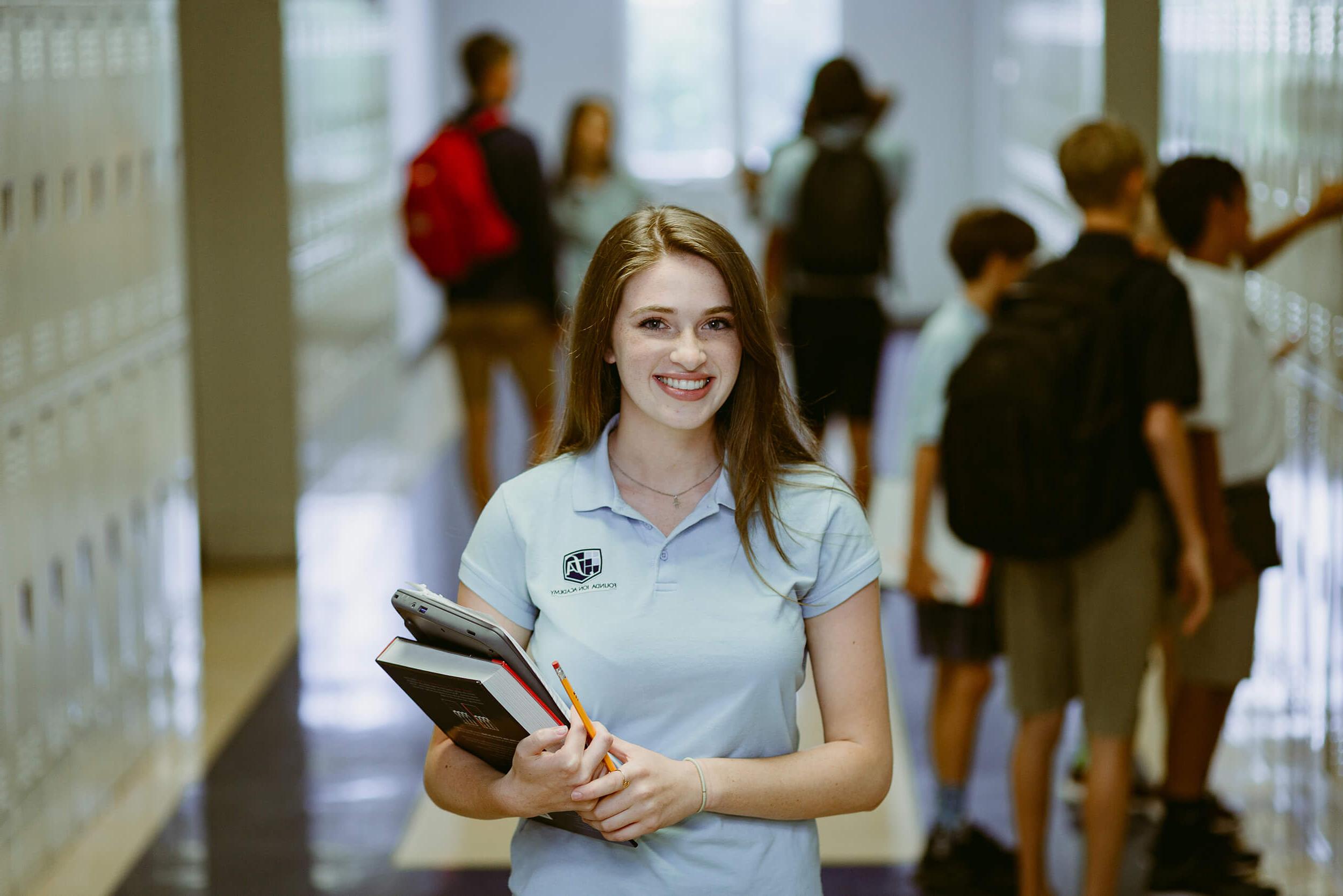 Student at <a href='http://ccmhbk.dilidally.net'>澳门威尼斯人网上赌场</a> Academy in school hallway